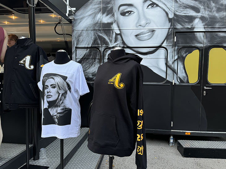  Adele Pop-Up Merch Bus noch bis 03.08.2024 auf dem Parkplatz hinter dem Haus der Kunst (&copy;Foto: Martin Schmitz)